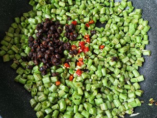 11、肉末豆角,再加入豆豉和干辣椒翻炒均匀。