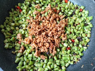 12、肉末豆角,最后加入炒好的肉馅。