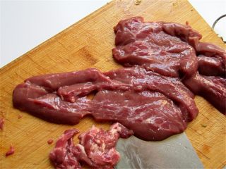 2、洋葱爆腰花,将买来的猪腰对半剖开，去除里面白的部分