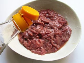 5、洋葱爆腰花,用凉水冲洗几次，放到碗里面，撒上料酒、胡椒粉、姜末、蒜末腌制一个小时左右，这样可以去除猪腰的异味，而且食用起来口感脆嫩