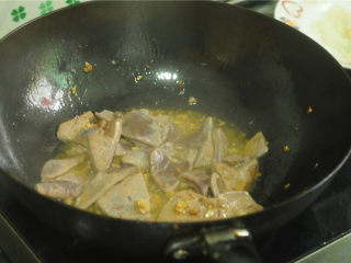 6、黄瓜炒猪肝,放入猪肝,稍微翻炒几下