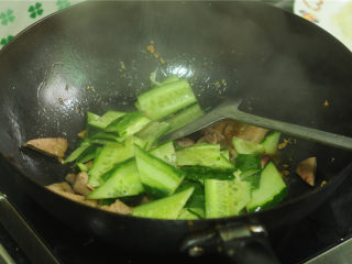 8、黄瓜炒猪肝,放入黄瓜片,翻炒一分钟