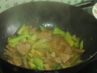 11、黄瓜炒猪肝,快速翻炒均匀,猪肝刚刚熟透即可