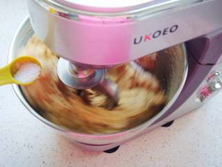 5、葡萄干红糖欧包,和成块状后加入盐。