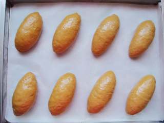 12、葡萄干红糖欧包,收口向下放,卷成椭圆形。表面刷上薄薄的一层食用油,依次做好摆入烤盘中。