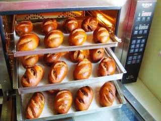 15、葡萄干红糖欧包,时间到~~面包出炉啦~~