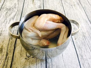 3、竹荪炖笨鸡汤,把笨鸡放在冷水里泡1个小时,泡出血水。