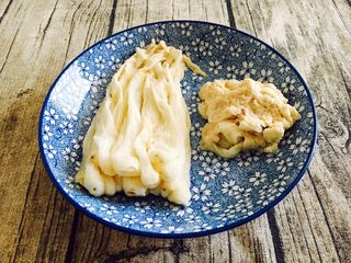 5、竹荪炖笨鸡汤,煎去主荪菌盖头,挤比多余的水分。