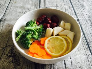 7、竹荪炖笨鸡汤,辅助食材,大枣、胡萝卜、西兰花、山药,柠檬片。