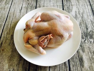 8、竹荪炖笨鸡汤,清理一下鸡的内脏,剪去鸡爪子的趾甲。
