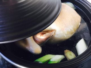 13、竹荪炖笨鸡汤,待水煮开后盖上砂锅锅盖,改小火,炖约1个小时左右。