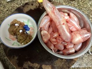 1、酸辣软糯无敌下饭➕泡椒蒜苗烧鱼泡,鱼泡一小盆，看着多，其实都是空气，烧出来不多，大家可以多买点，鱼摊主还多送了一块鱼籽，就是有点散了，没办法烧完整，我就直接把它炒散了