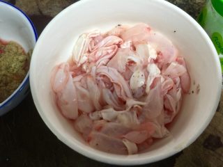 3、酸辣软糯无敌下饭➕泡椒蒜苗烧鱼泡,鱼泡中放入少许料酒，一点食盐和胡椒粉，拌匀腌制十五分钟