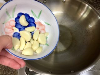 7、酸辣软糯无敌下饭➕泡椒蒜苗烧鱼泡,热锅冷油，加入蒜瓣