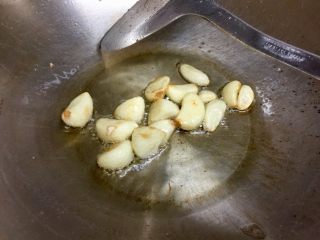 8、酸辣软糯无敌下饭➕泡椒蒜苗烧鱼泡,中小火炸到微微焦黄