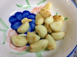 9、酸辣软糯无敌下饭➕泡椒蒜苗烧鱼泡,控油捞出备用