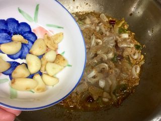 19、酸辣软糯无敌下饭➕泡椒蒜苗烧鱼泡,加入炸蒜瓣，中大火收汁