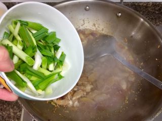 20、酸辣软糯无敌下饭➕泡椒蒜苗烧鱼泡,我喜欢这个汤汁，所以多留了一点，加入蒜苗段翻炒均匀