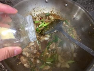 21、酸辣软糯无敌下饭➕泡椒蒜苗烧鱼泡,尝下咸淡（应该不会淡），如果淡可以添加一点食盐，加入一点鸡精，翻炒均匀即可出锅