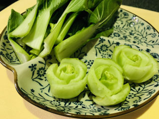 1、蒜蓉小油菜,油菜洗净，把油菜根部切下，像花的形状，叶子保持原样，不用切细；