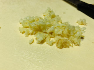 3、蒜蓉小油菜,蒜蓉就压好了；