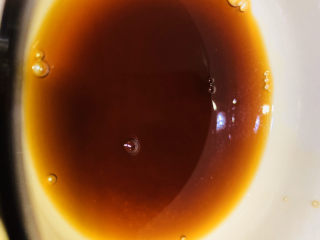 8、蒜蓉小油菜,加少许清水，搅拌成料汁待用；