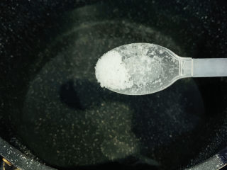 9、蒜蓉小油菜,锅里加清水，加少许盐；