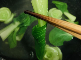 12、蒜蓉小油菜,油菜变绿就可以出锅，不用捞太久，太久口感不佳；