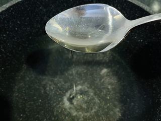 10、蒜蓉小油菜,加少许油，大火烧开，准备捞油菜，这样灼水的油菜可以保持脆绿；