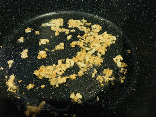 17、蒜蓉小油菜,锅里加些油，加入蒜蓉，小火炒香；