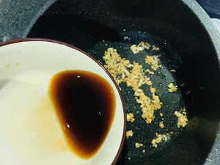 18、蒜蓉小油菜,加入刚才调好的料汁；