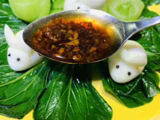 20、蒜蓉小油菜,用勺子浇在油菜上；