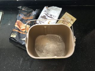 1、蔓越梅花生黑麦软欧包,1、把主面团里的材料按照先液体后粉类的顺序放入面包机中，启动揉面程序，大约10分钟。