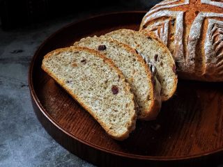 16、蔓越梅花生黑麦软欧包,成品图