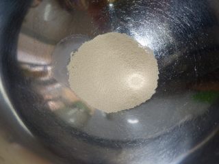 1、黑芝麻发糕,酵母放入容器中。