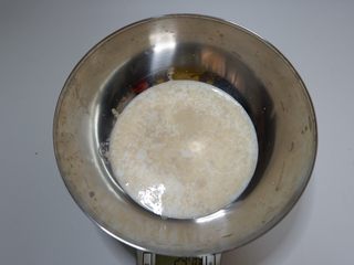 2、黑芝麻发糕,加入牛奶。