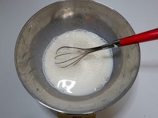 3、黑芝麻发糕,搅拌均匀，将酵母搅拌融化。