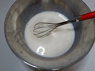 4、黑芝麻发糕,加入白砂糖搅拌均匀。