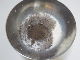 5、黑芝麻发糕,加入黑芝麻粉。