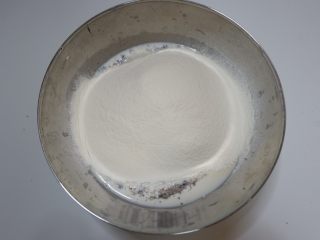 6、黑芝麻发糕,中筋面粉。（我不管是中式面点，还是面包都喜欢过筛面粉，像是职业病一样，凡是要放面粉了，第一件事情永远是先拿起筛网往盆子上一架！！）其实中式面团不用过筛啦