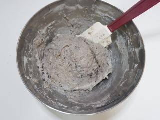7、黑芝麻发糕,用刮刀翻拌至无干粉。