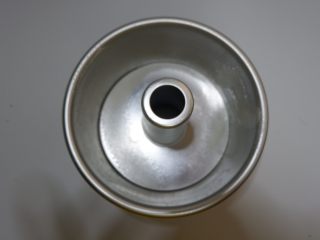 8、黑芝麻发糕,找一个6寸蛋糕模具。抹上油，我懒，直接用脱模油喷的。