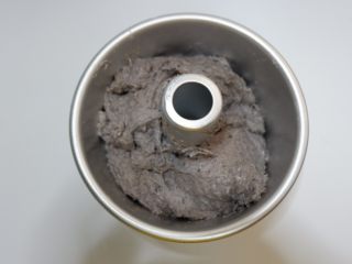 9、黑芝麻发糕,将面糊倒入模具。