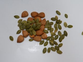 11、黑芝麻发糕,南瓜子，杏仁烤熟备用