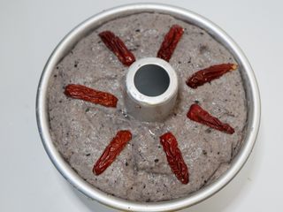 13、黑芝麻发糕,隔开一段具体放上一条红枣，像图片这样。