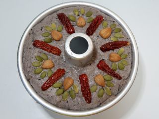 15、黑芝麻发糕,在铺好南瓜子。