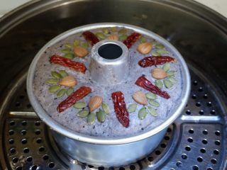 16、黑芝麻发糕,放入蒸锅，冷水即可。