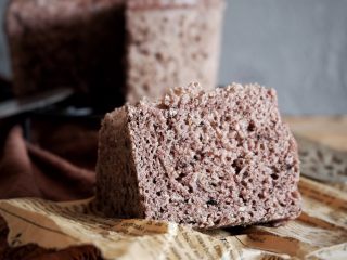 17、黑芝麻发糕,切开一块看看，棒棒哒