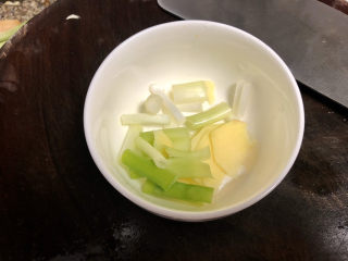 4、奶白鲫鱼豆腐汤➕朝看白水暮青山,小葱切段，姜切片