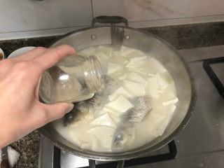 17、奶白鲫鱼豆腐汤➕朝看白水暮青山,加少许胡椒粉去腥